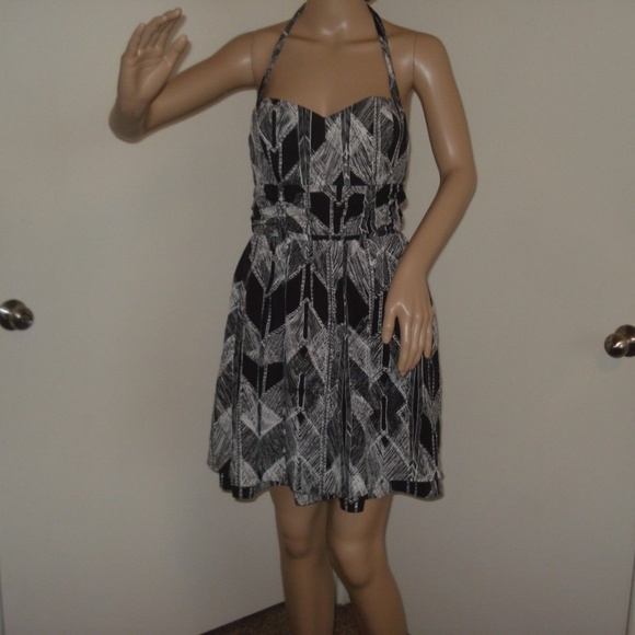 Guess Dresses & Skirts - Guess black and white lined halter dress size 6